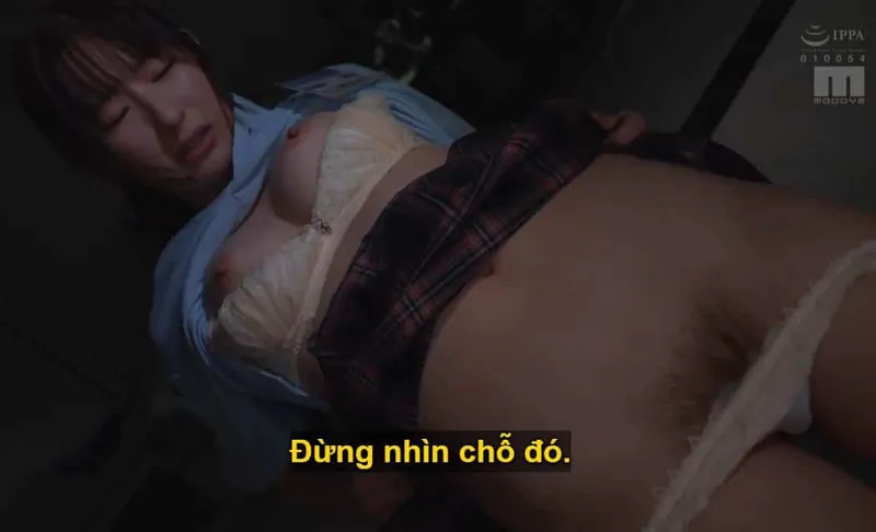 Sếp toan tính "đâm chọt" cô nhân viên dưới quyền kiêu kỳ lười nhác, suốt ngày cắm mặt nhắn tin bồ bịch.